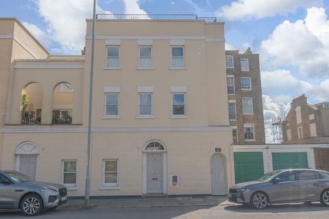 2 bedroom flat to rent, 18 Royal Crescent, St. Augustines Road, CT11