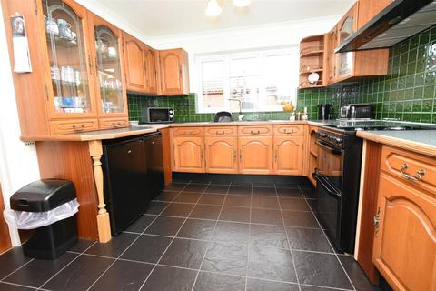 4 bedroom house for sale, Pennial Road, Canvey Island SS8