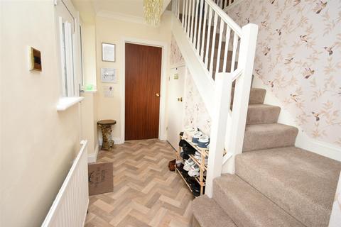 4 bedroom house for sale, Pennial Road, Canvey Island SS8