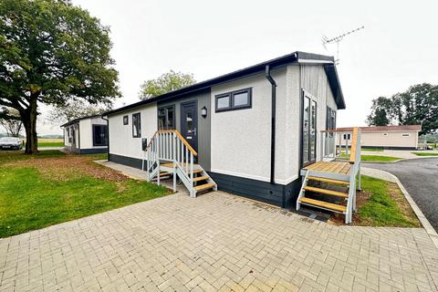 2 bedroom park home to rent, Woodside Home Park, Woodside, Luton, Bedfordshire, LU1