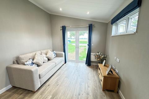 2 bedroom park home to rent, Woodside Home Park, Woodside, Luton, Bedfordshire, LU1