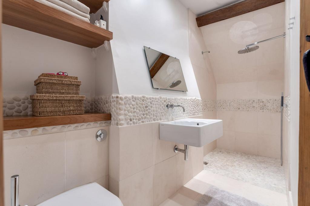 Principal Shower Room