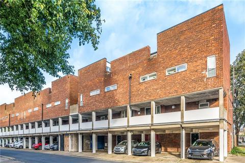 17 Reculver Mews, London, N18 2QY