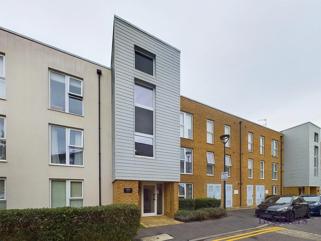 Hawker Drive, Addlestone, Surrey, KT15 2 bed apartment for sale £319,950