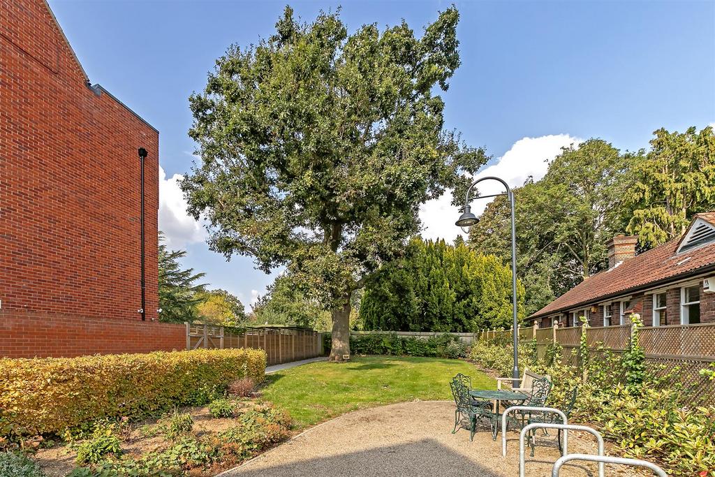 4 Oak Tree Gardens-18.jpg