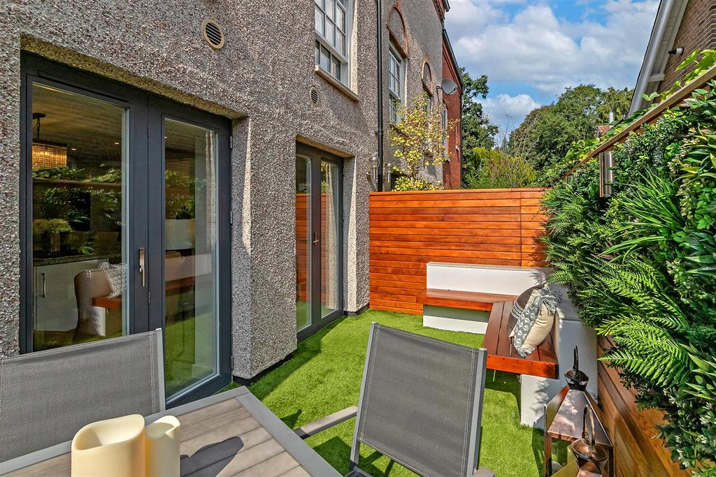 4 Oak Tree Gardens-44.jpg