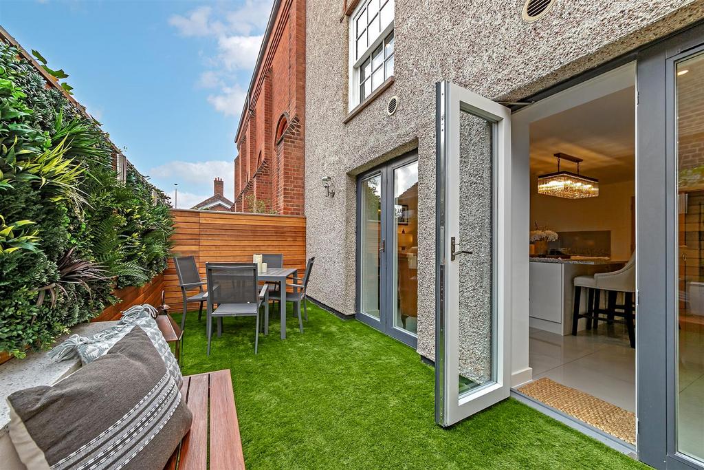 4 Oak Tree Gardens-46.jpg