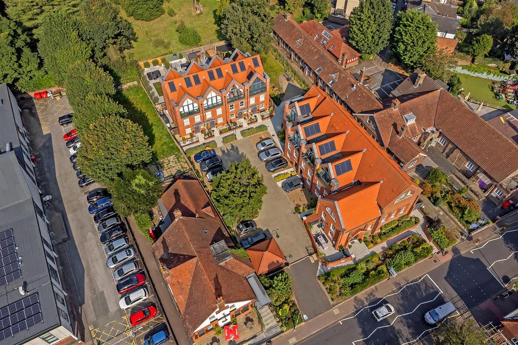 4 Oak Tree Gardens-1.jpg