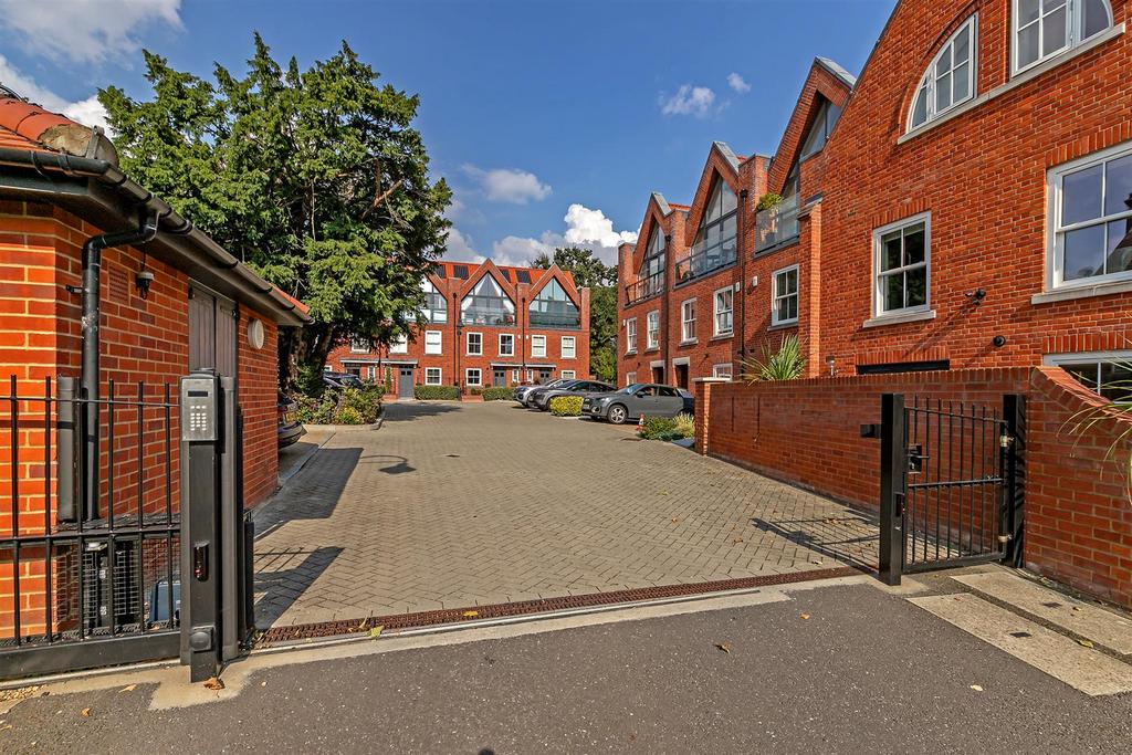 4 Oak Tree Gardens-14.jpg