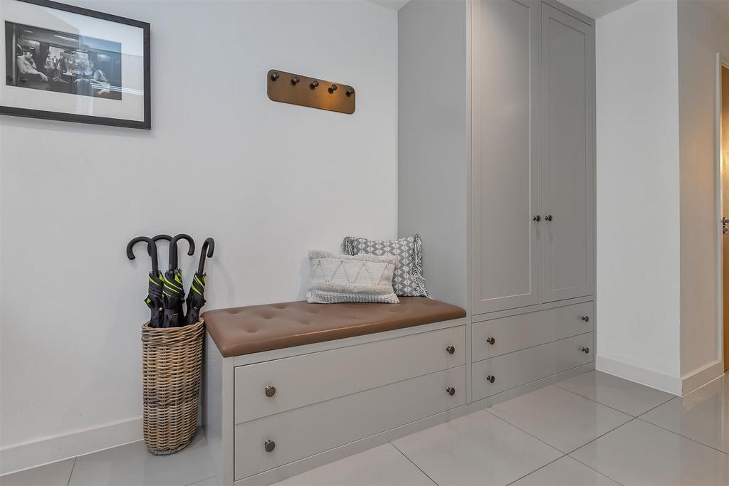 4 Oak Tree Gardens-21.jpg