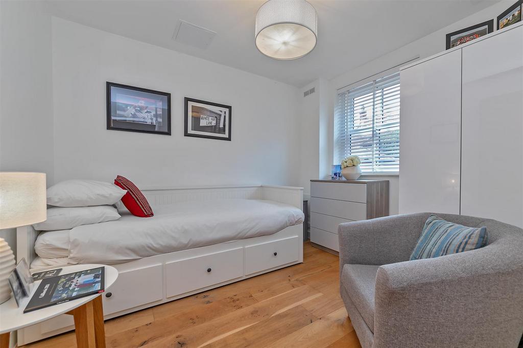 4 Oak Tree Gardens-19.jpg