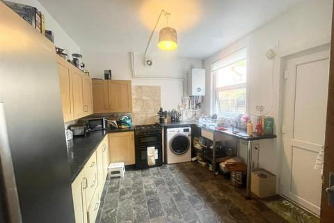 5 bedroom semi-detached house to rent, *£95PPPW Excluding Bills* Church Avenue, Lenton, NG7 2EW