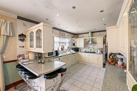 5 bedroom semi-detached house for sale, Blossom Waye, Hounslow TW5