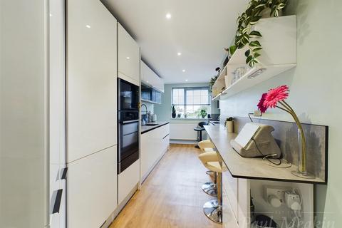 14 Old Farleigh Road, South Croydon, CR2 8PB