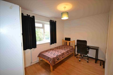 2 bedroom house to rent, Bryant Close, London, EN5