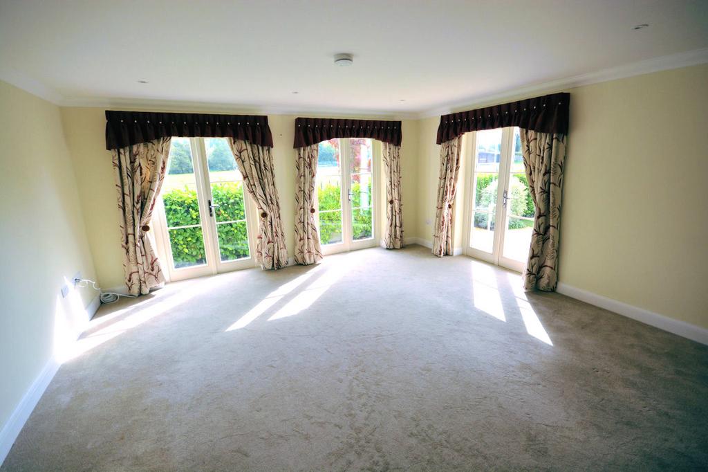 Sitting/dining room