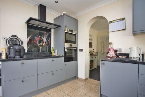 8 Broadview, Folkestone, CT20 3ES