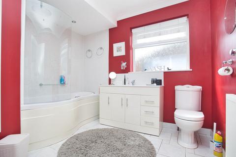 8 Broadview, Folkestone, CT20 3ES