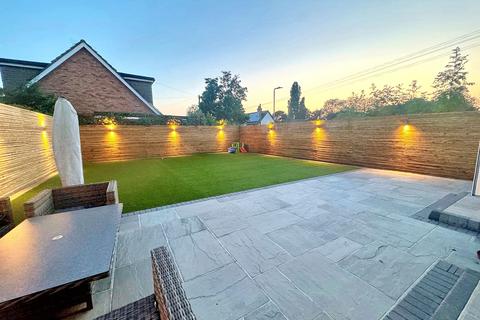 3 bedroom detached house for sale, Wykeham Avenue, Borders of Emerson Park, Hornchurch, RM11