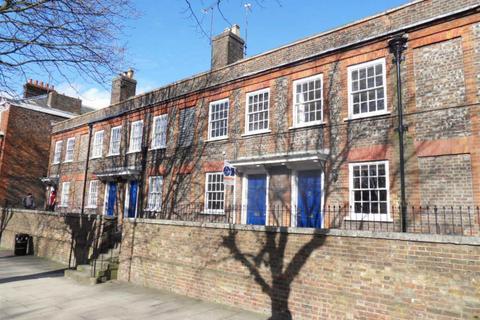 2 bedroom terraced house to rent, High Street South, Dunstable