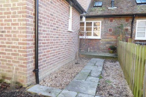 2 bedroom terraced house to rent, High Street South, Dunstable