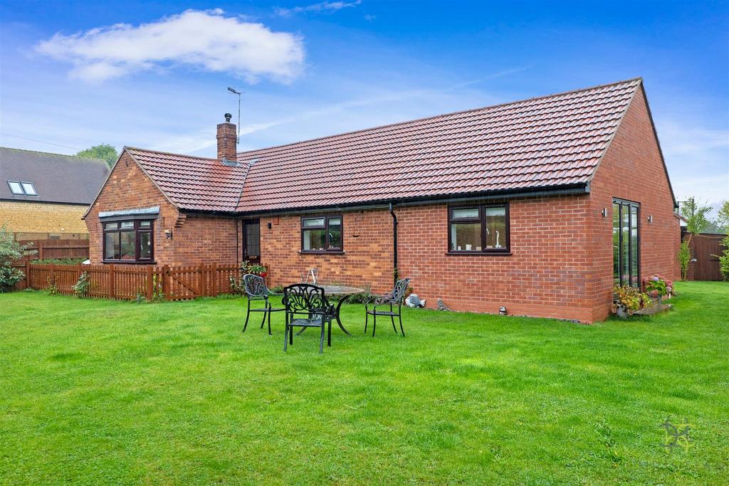 high-street-evesham-wr11-3-bed-detached-bungalow-475-000