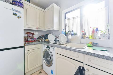 1 bedroom flat to rent, Robina Close, Northwood, HA6