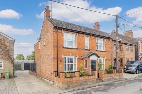 4 bedroom detached house for sale, Millers Close, Finedon NN9