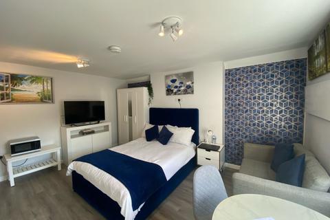 Studio to rent, Wootton Gardens, Bournemouth, Dorset, BH1