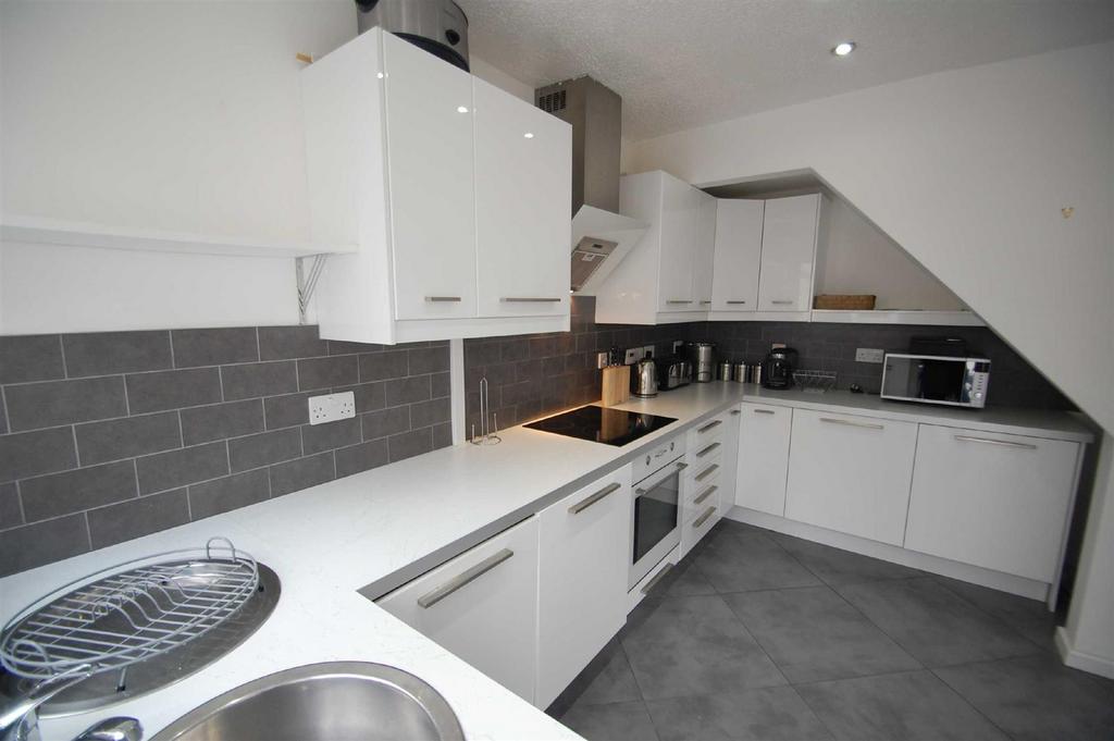 Lindfield Estate North, Wilmslow 2 bed end of terrace house to rent £