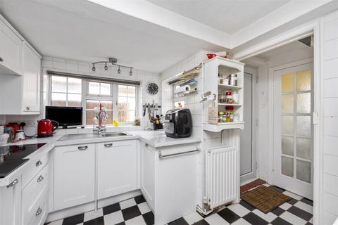 3 bedroom flat for sale, Wallace Avenue, Worthing