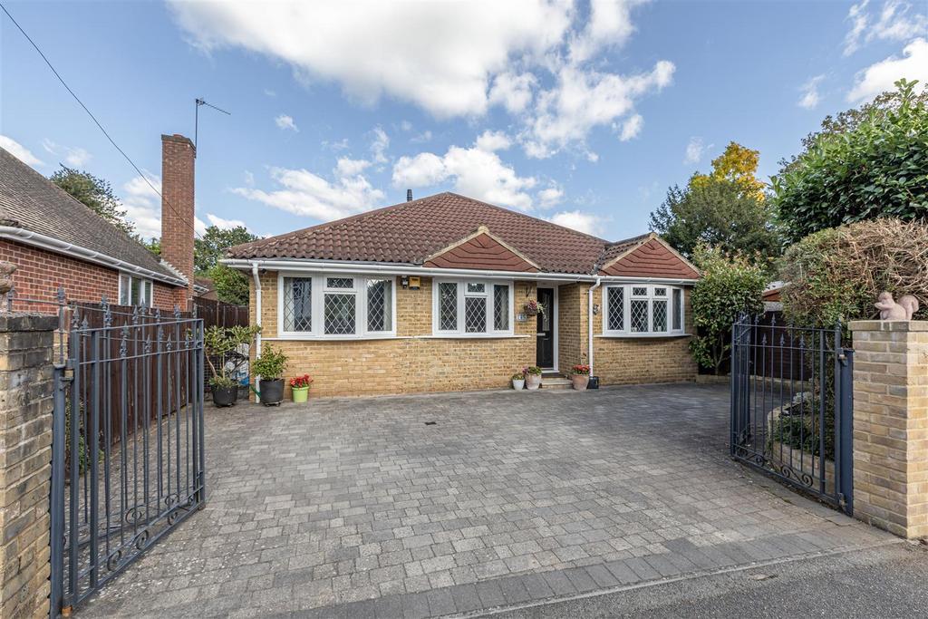 16 A Birchfield Close, Addlestone, KT15 1 QZ   17.jp