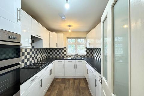 4 bedroom detached bungalow to rent, Covey Road, Worcester Park