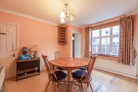 4 Hart Road, Byfleet, West Byfleet, KT14 7NQ