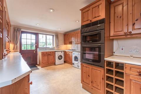 4 Hart Road, Byfleet, West Byfleet, KT14 7NQ