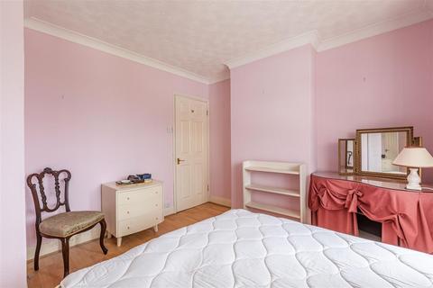 4 Hart Road, Byfleet, West Byfleet, KT14 7NQ