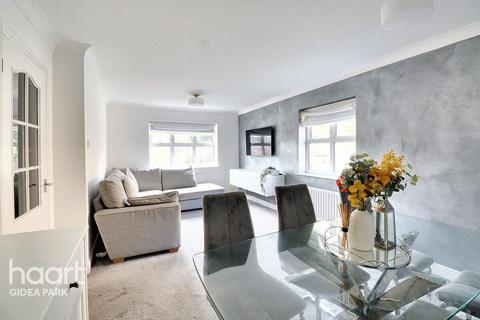 2 bedroom apartment for sale, St James Court, Gilbert Road, Romford, RM1