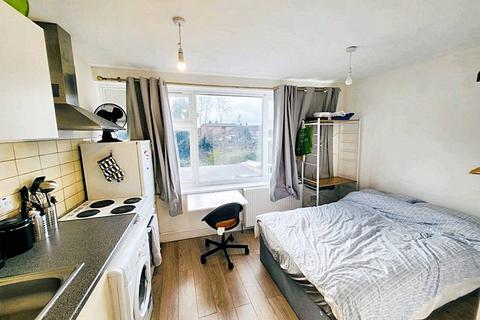 Studio to rent, Folkestone Road, London E17