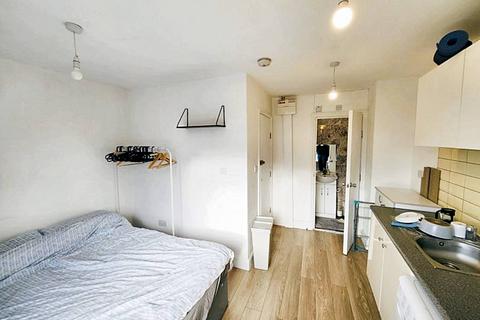 Studio to rent, Folkestone Road, London E17