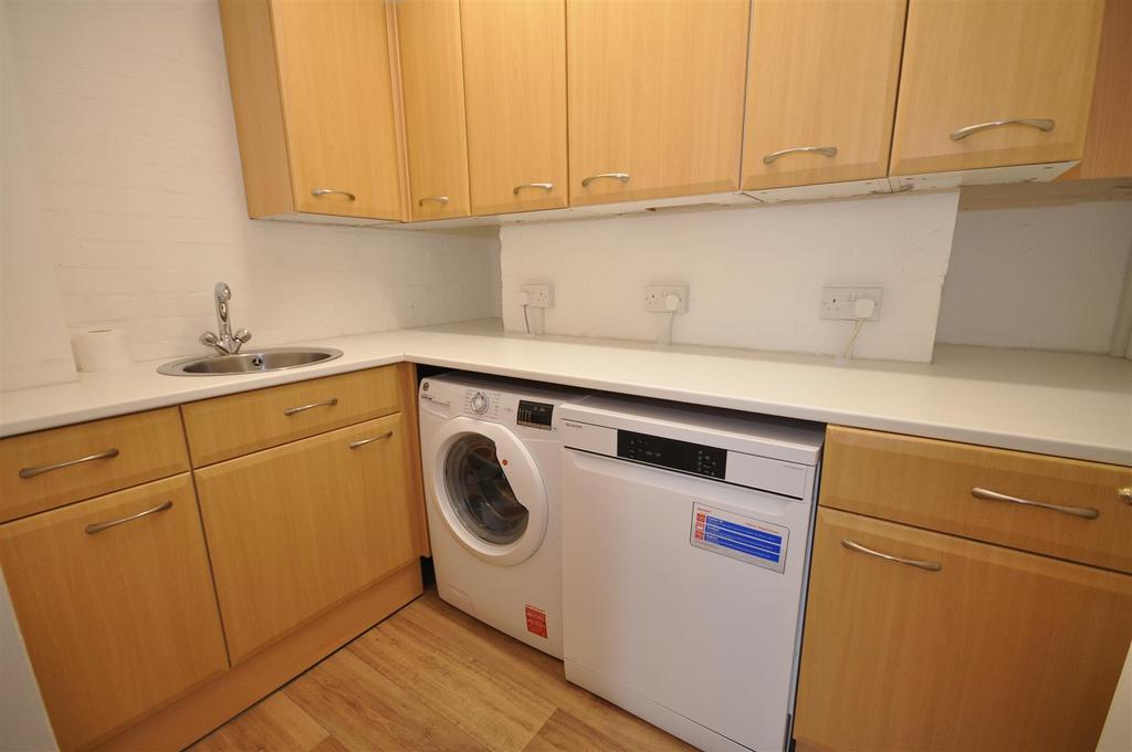 Lambourn Crescent, Leamington Spa 3 bed terraced house to rent £1,200