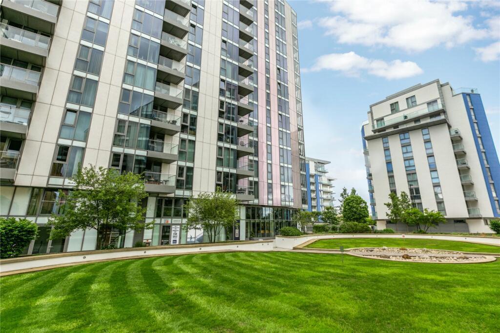Riverside Quarter, London, SW18 2 bed apartment - £3,250 pcm (£750 pw)
