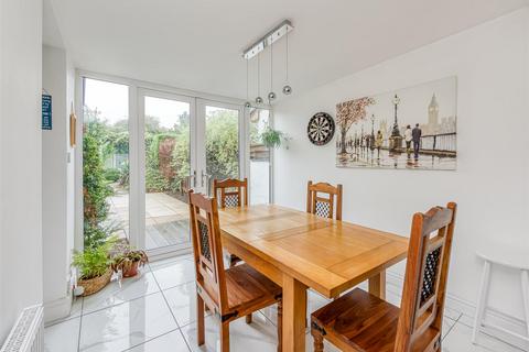 8 Sunridge Avenue, Wombourne, Wolverhampton, WV5 9HF