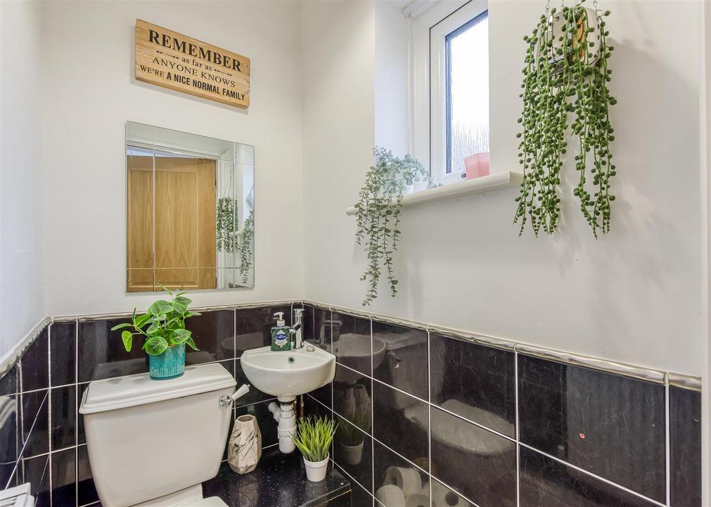 8 Sunridge Avenue-Cloakroom.jpg