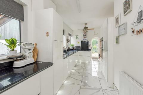 8 Sunridge Avenue, Wombourne, Wolverhampton, WV5 9HF