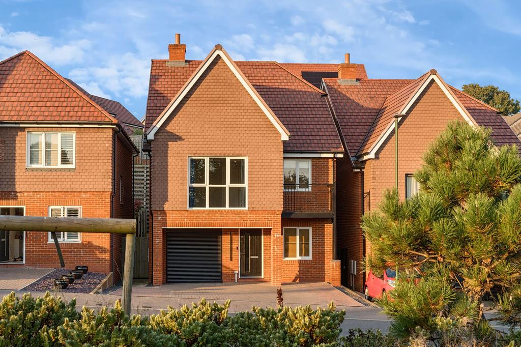 Sinclair Drive, Codmore Hill, RH20 4 bed detached house for sale £675,000