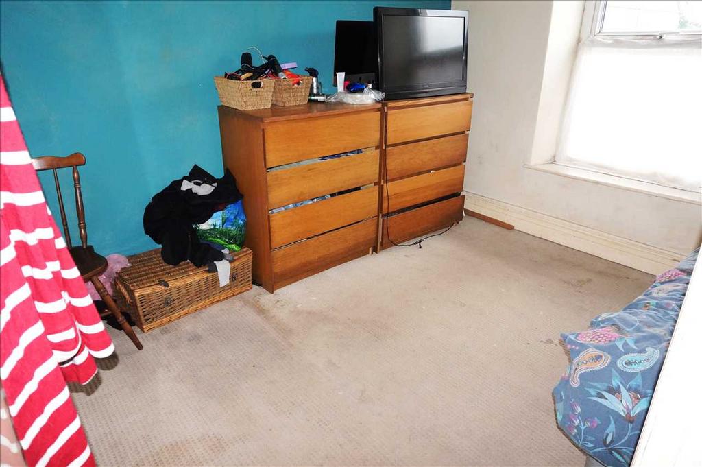 Front bedroom 1 :