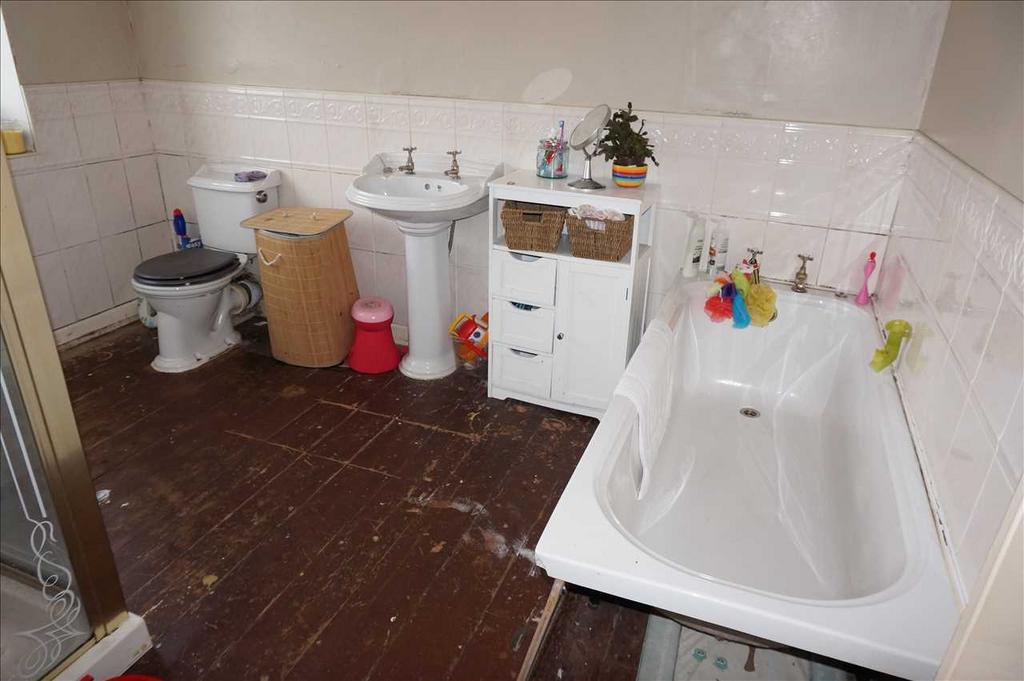 Family bathroom :