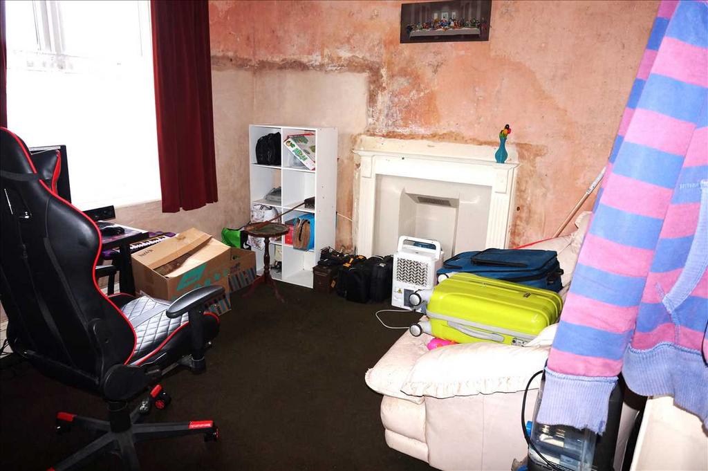 Front sitting room :