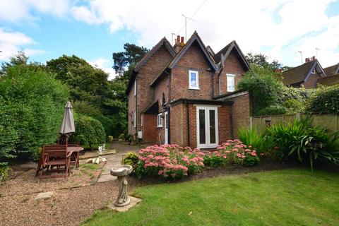 2 bedroom cottage to rent, Perry Hill, Worplesdon, Guildford, GU3