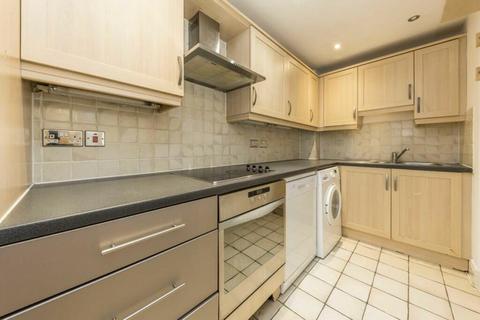 2 bedroom flat to rent, Holland Gardens, Brentford